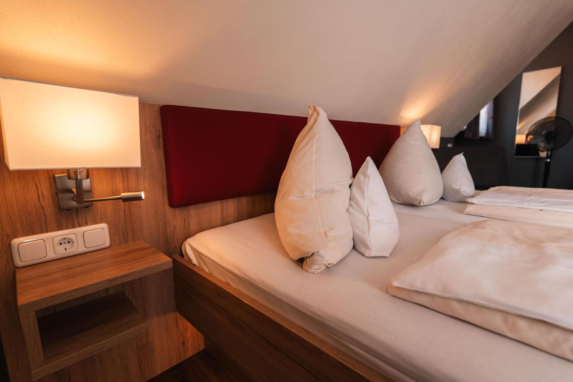 Landhotel Und Weingasthof Schwarzer Adler Wiesenbronn Dış mekan fotoğraf