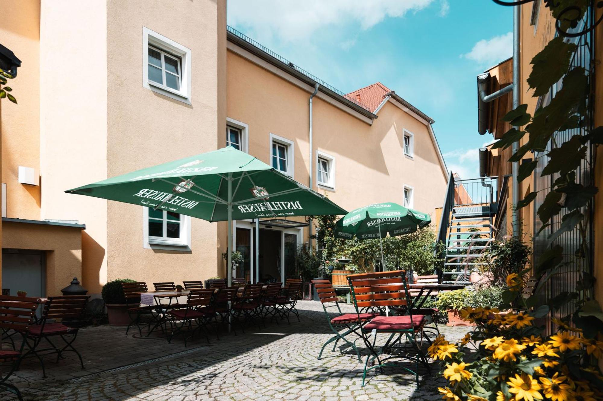 Landhotel Und Weingasthof Schwarzer Adler Wiesenbronn Dış mekan fotoğraf